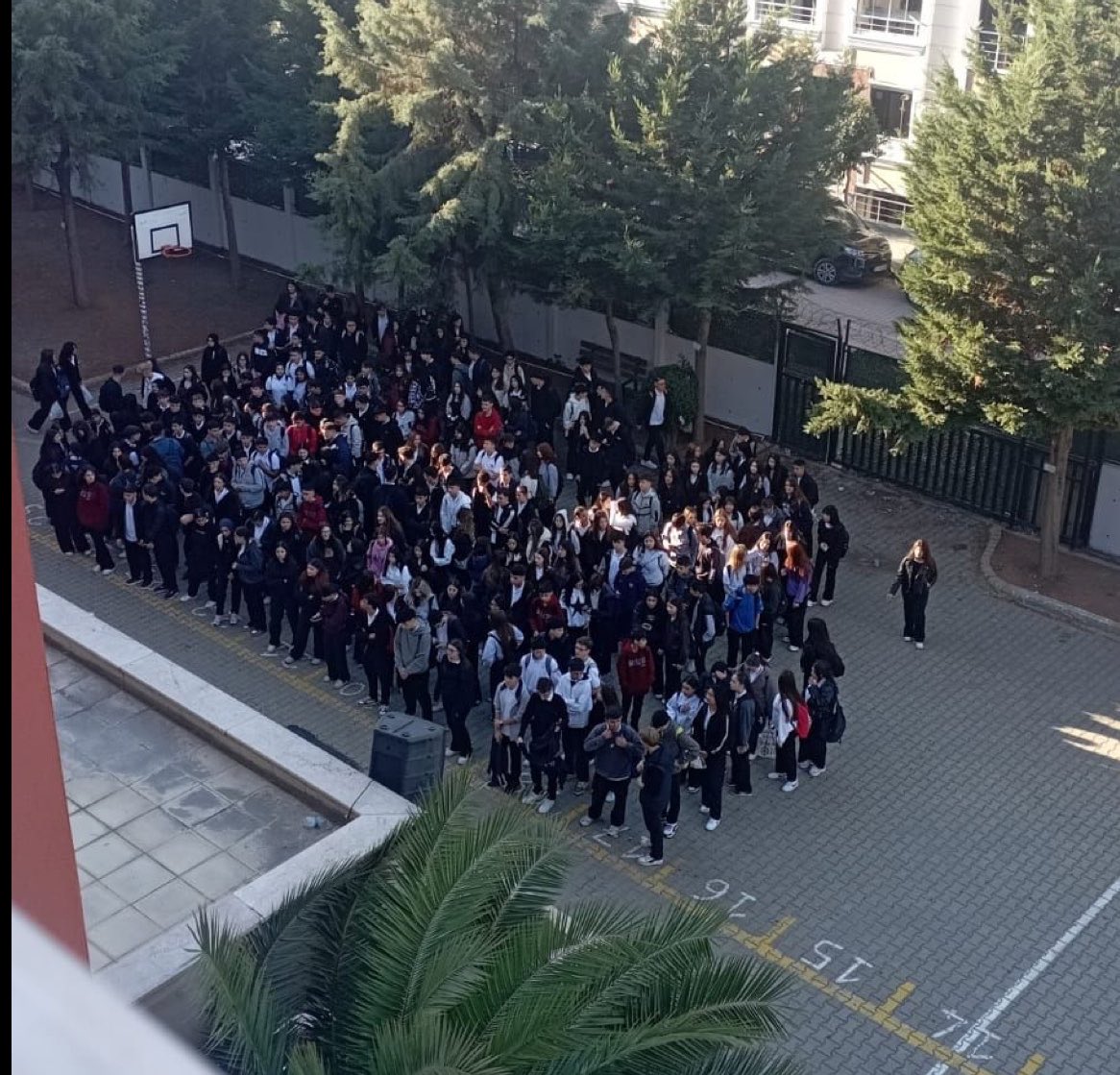 sueedit1's tweet photo. Okul bahçesinde korkma! sözüyle başlayan marşlarını okuyan çocuklar aynı okul bahçesinde korkarak öldü.
#OkullarMezarOlmasın https://t.co/LUiynSaTKw