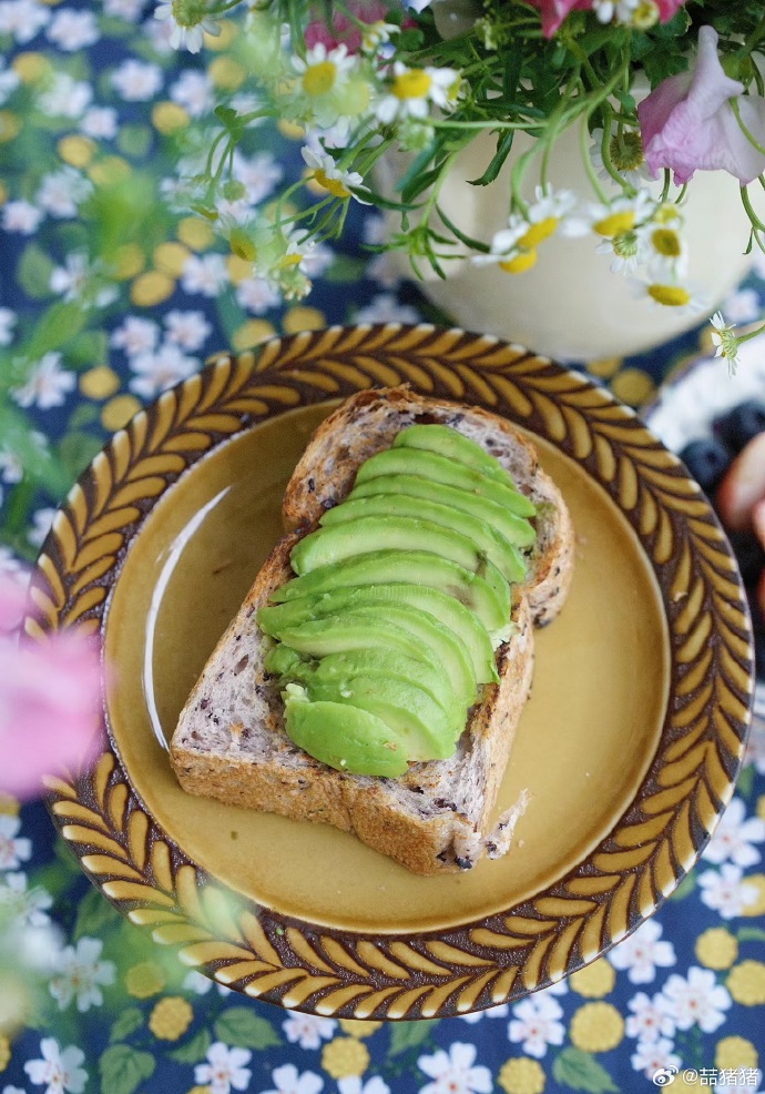 BeatrisSerunr's tweet photo. Just had the best quick lunch���warm avocado toast with a pinch of flaky salt and a side of crisp cherry tomatoes. Simple, fresh, and totally hit the spot!， https://t.co/PvId7GtJp2