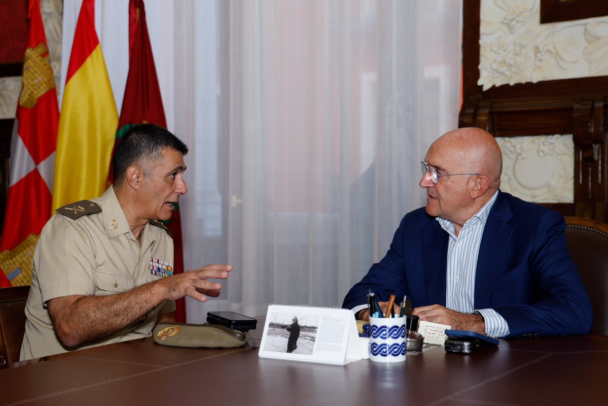 AyuntamientoVLL's tweet photo. ➡️ El alcalde, @JesusJCarnero, ha recibido en el @AyuntamientoVLL al General de Brigada, Vicente Martínez Ribera, que mañana tomará posesión como nuevo jefe de la Cuarta Subinspección General del
Ejército (SUIGE Noroeste) y comandante militar de las provincias de Valladolid y Palencia.
