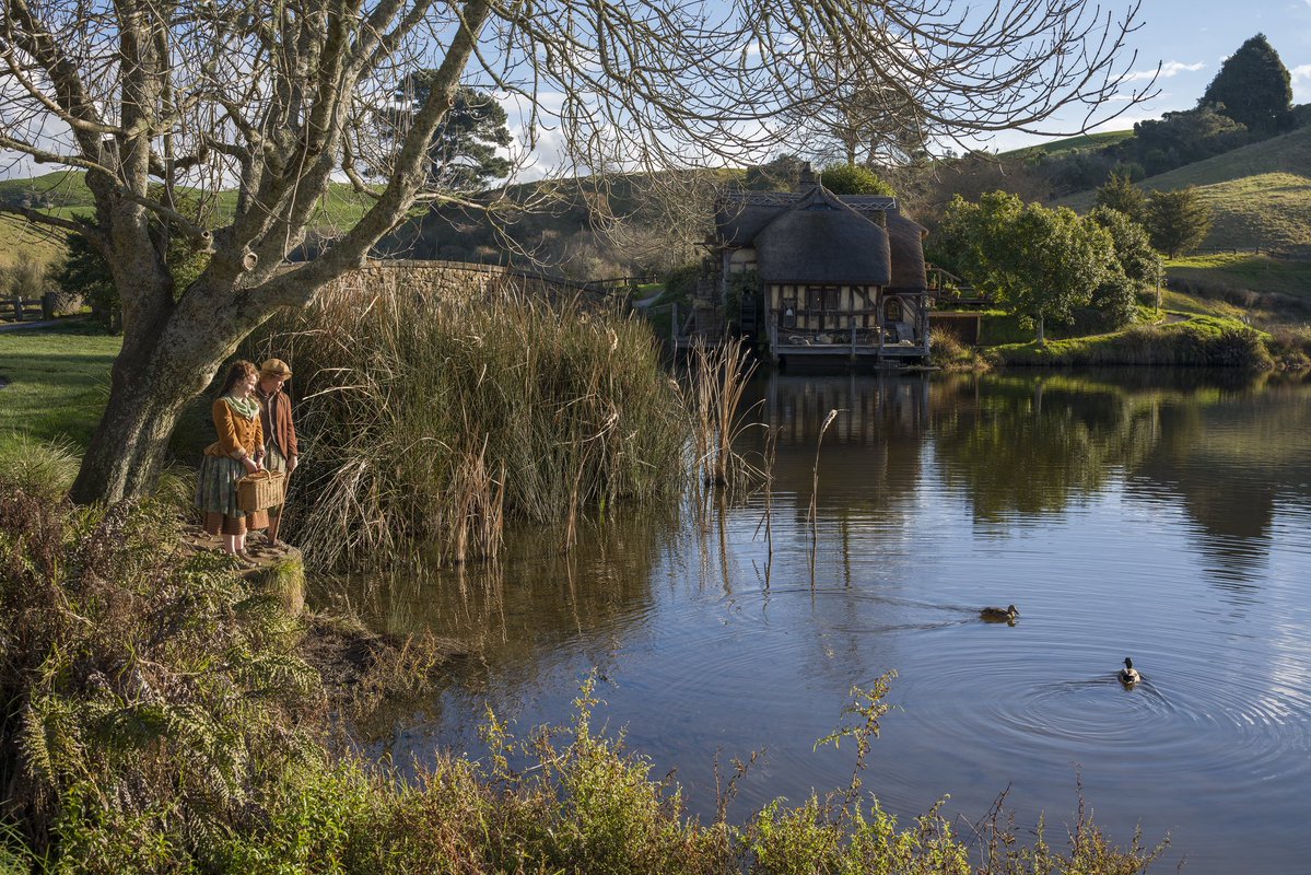 WarnerBrosSpain's tweet photo. El otoño ha llegado a La Comarca… acompáñanos en este cambio de estación 🍂

El reparto y el equipo de "El Señor de los Anillos: La caza de Gollum" os desea un muy feliz Día del Hobbit 🤎

17 de diciembre de 2027, solo en cines. https://t.co/RUuBdw0hcu
