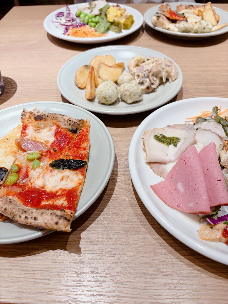 utatanehonma's tweet photo. こんにちは！本間です！

シルバーウィークは仕事が立て込むかと思いました��、かなり穏やかに過ごしていました😌

皆さんはどのように過ごされましたか？

僕は友達とイタリアン食べ放題に行きました🇮🇹
ピザの生地は薄くてパリパリが好きです！

10月のカレンダーも少し更新してます🗓 https://t.co/KSI7sNArWd