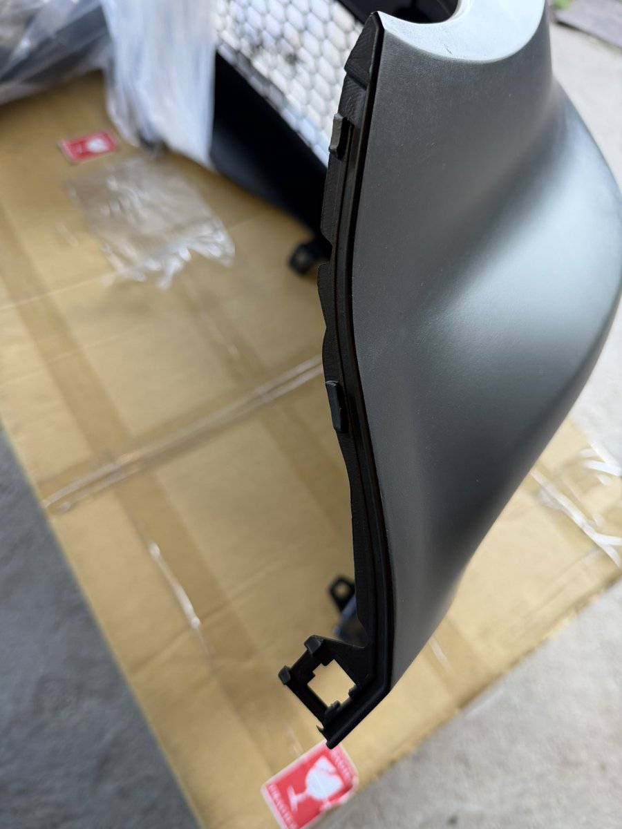 72Factory72gr's tweet photo. 【BFM Performance】
Front Vented Bumper

日本１号車のフロントバンパーが到着しました🛫📦

納品前の検品作業を行い、PP素材ですので純正バンパーかのようなハイクオリティーにビックリしています👁️👏👏

GEN2バンパーのエアクリーナー位置にダクトが新たに設計され、GEN1フォグランプをそのまま移植できます。

これから塗装前下地処理・フィッティング出し、塗装取り付け作業をしていきます✨✨✨

写真からもクオリティーの高さが確認できます✨

完成しましたらこちらに投稿していきますのでよろしくお願いします🙏

BFM Performance社製品へのご注文・お問い合わせは日本代理店の弊社72Factory までお問い合わせください🙇

#BFMPerformance
#GRヤリス
#GRyaris
#GRMN
#72Factory