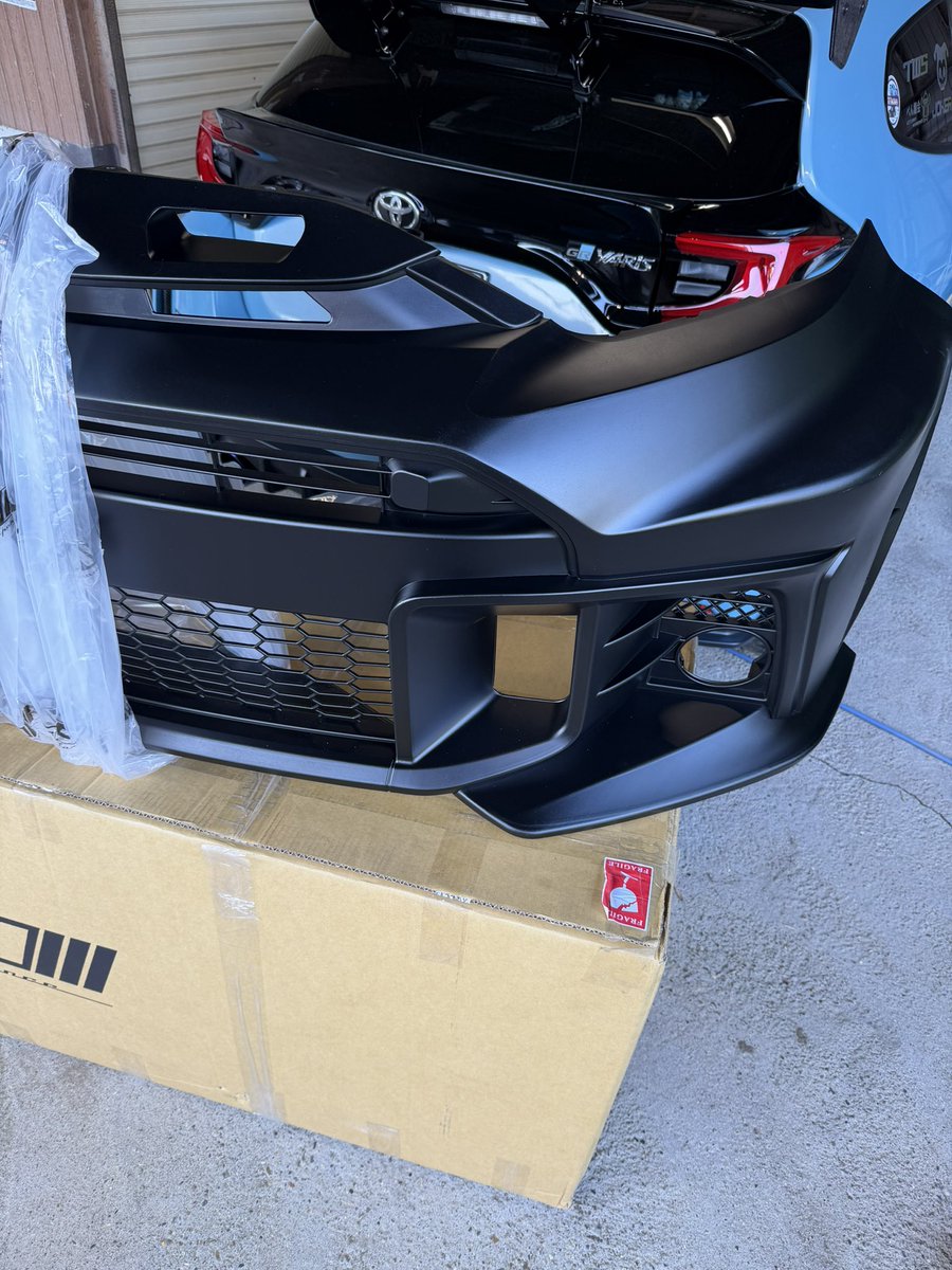 72Factory72gr's tweet photo. 【BFM Performance】
Front Vented Bumper

日本１号車のフロントバンパーが到着しました🛫📦

納品前の検品作業を行い、PP素材ですので純正バンパーかのようなハイクオリティーにビックリしています👁️👏👏

GEN2バンパーのエアクリーナー位置にダクトが新たに設計され、GEN1フォグランプをそのまま移植できます。

これから塗装前下地処理・フィッティング出し、塗装取り付け作業をしていきます✨✨✨

写真からもクオリティーの高さが確認できます✨

完成しましたらこちらに投稿していきますのでよろしくお願いします🙏

BFM Performance社製品へのご注文・お問い合わせは日本代理店の弊社72Factory までお問い合わせください🙇

#BFMPerformance
#GRヤリス
#GRyaris
#GRMN
#72Factory