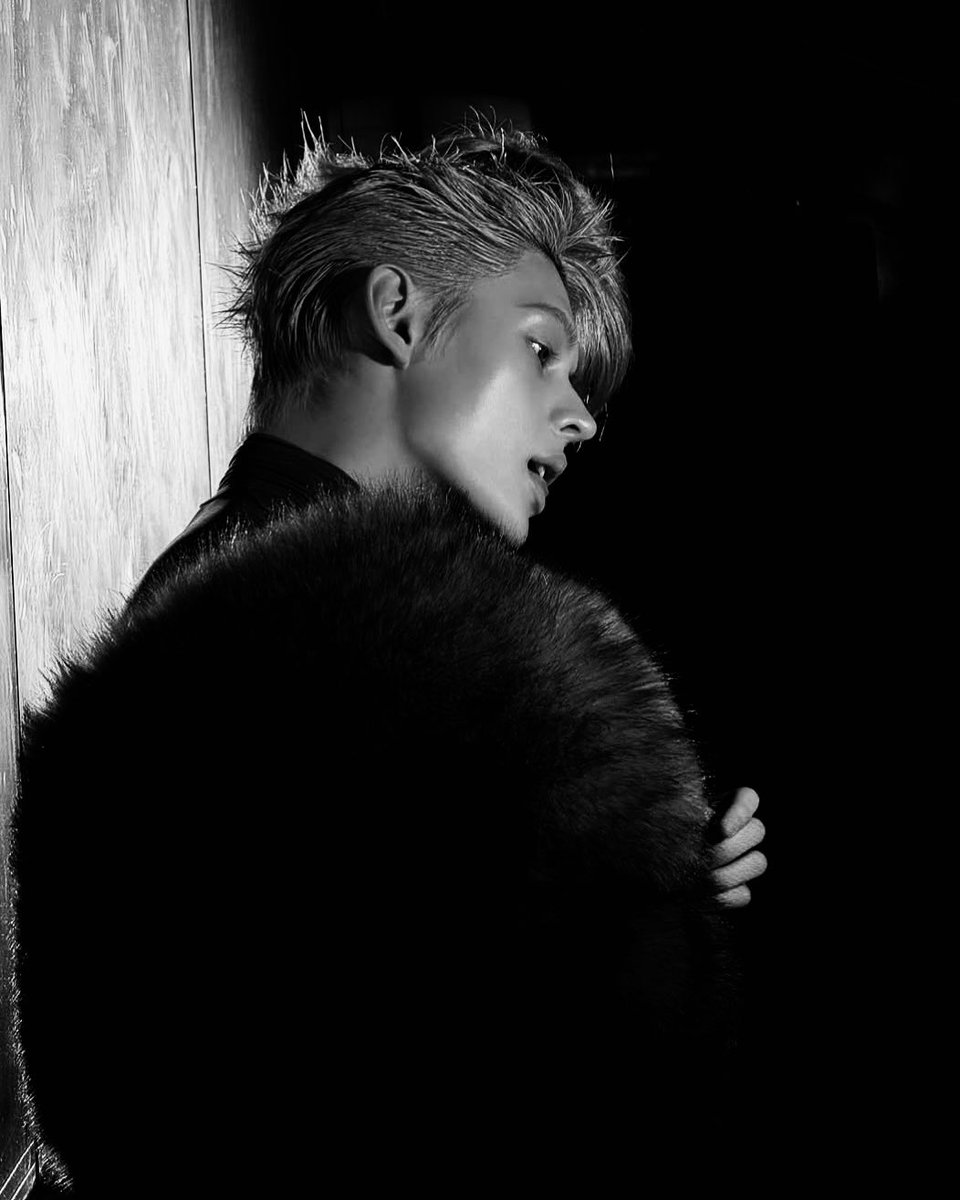 ssupjju's tweet photo. faux fur, turtle neck, and a dream https://t.co/kcs9YB6UKV