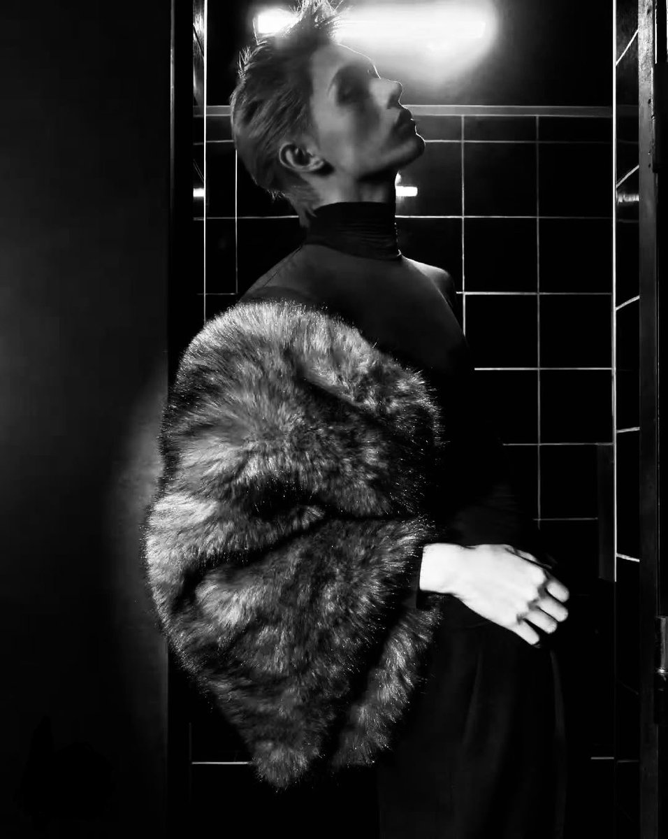 ssupjju's tweet photo. faux fur, turtle neck, and a dream https://t.co/kcs9YB6UKV