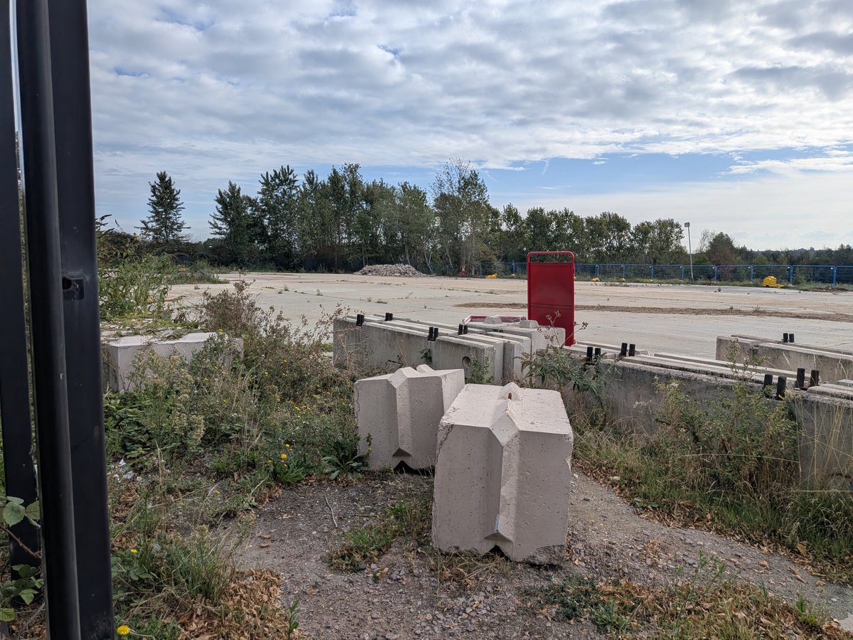 TomSBristow's tweet photo. This Essex wasteland is meant to be home to one of the biggest data centres in the UK from 2027. But the developer, @nscale, has been told by @UKPowerNetworks it can't get enough power to the site until the 2030s. Again lack of energy holding back Britain's AI ambitions. https://t.co/UQAQjCawO9