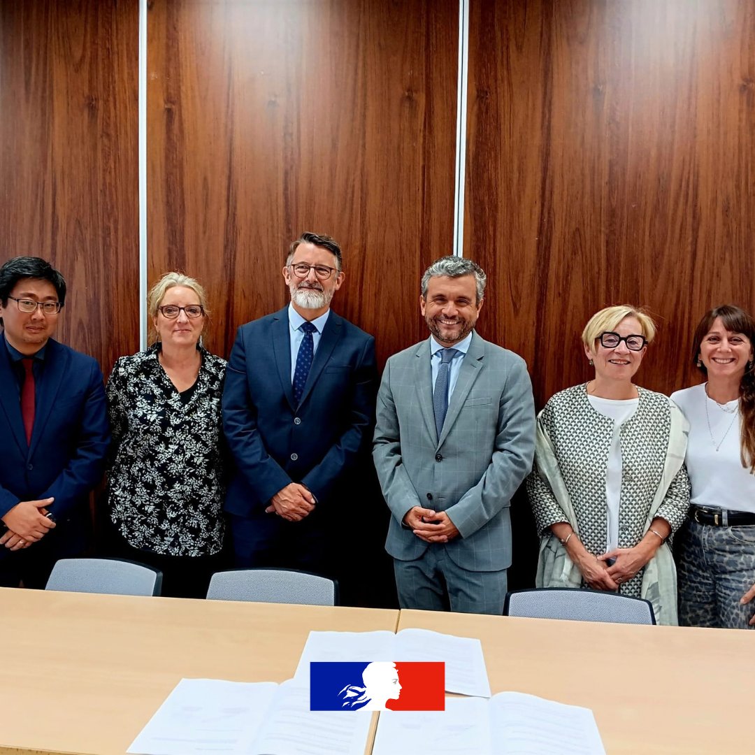 ac_orleanstours's tweet photo. Hier, une convention académique a été signée entre l’@ac_orleanstours et la Protection judiciaire de la jeunesse (PJJ)🤝
Une coopération renforcée pour mieux accompagner les jeunes, notamment ceux en rupture scolaire, et favoriser leur réintégration et leur orientation. https://t.co/fe9tdU9HRC