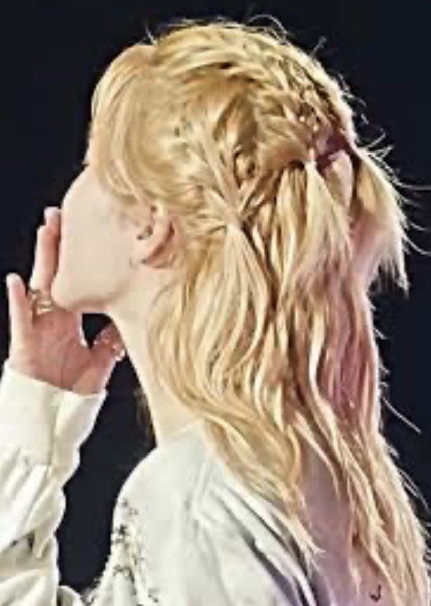 musicfan_joy's tweet photo. Jm is the cause of this madness with Brazilian ji/kookers. When Daeun exposed him as her BF, instead of apologizing  for pretending to be gay, he found a way to fuel  their fantasy that’s he’s this soft feminine man they want for their ff.  For this Jm starved himself to look fragile and insisted on long hair with extensions, and if you notice his hair is always styled to be feminine.  He doubles down on FS Even if  JK tries to avoid it.. IT WORKED!!!! Those s3xed starved psychos  seem to think Tae is the “home wrecker” the reason why JM cannot honeymoon w JK. Now they want to threaten  Tae’s life ?!!  🤬🤬🤬🤬🤬🤬
If you care abt your “soulmate”, JIMIN DO THE RIGHT THING LIKE YOU CLAIM YOU WANT TO and let the record straight.