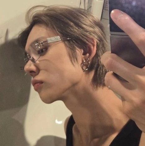 jjuniesito's tweet photo. kinda jealous of all his cool glasses https://t.co/bViXeoNxjJ