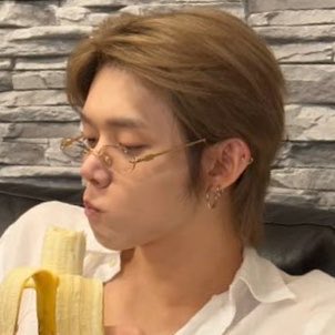jjuniesito's tweet photo. kinda jealous of all his cool glasses https://t.co/bViXeoNxjJ