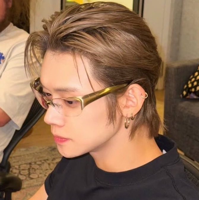 jjuniesito's tweet photo. kinda jealous of all his cool glasses https://t.co/bViXeoNxjJ