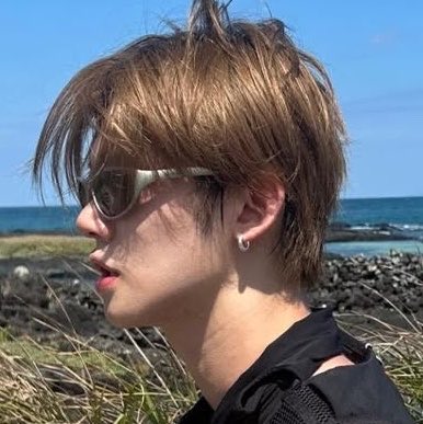 jjuniesito's tweet photo. kinda jealous of all his cool glasses https://t.co/bViXeoNxjJ
