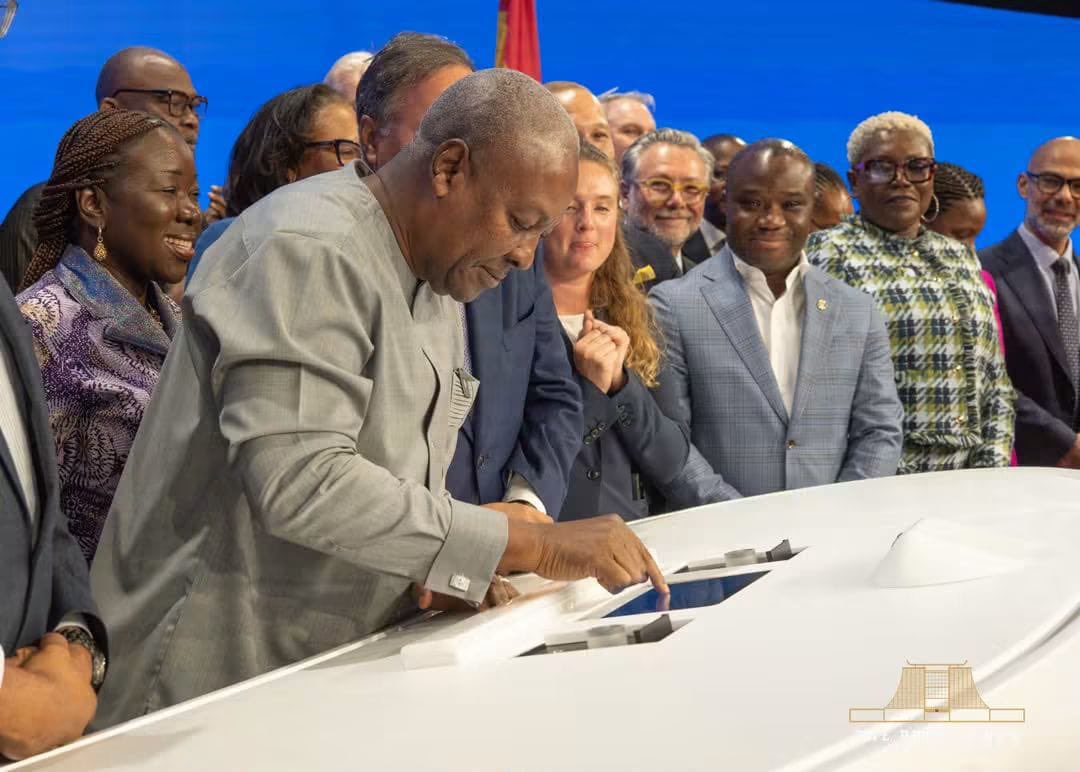 HaroldOhene's tweet photo. Speaking from Nasdaq MarketSite in New York, H. E @JDMahama showcased Ghana as a gateway to Africa, highlighting its stable democracy, single-digit inflation, $2.5 billion in FDI recorded last year and

#MahamaThePresident #GhanaIsOpenForBusiness https://t.co/NpMsHp80le