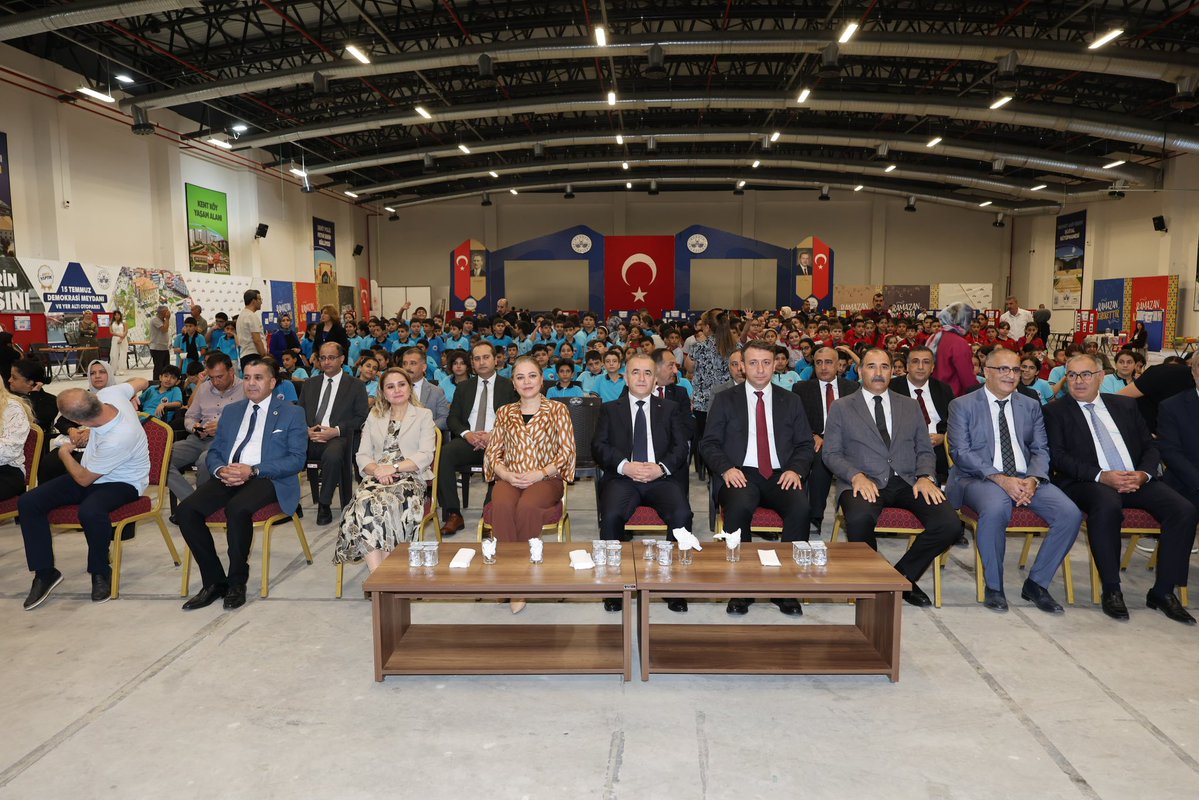 elazig_valiligi's tweet photo. 📍Ahmet Tevfik Ozan Fuar ve Kongre Merkezi

Valimiz Sayın Dr.Numan HATİPOĞLU ve eşi Sayın Dr.Öğretim Üyesi Ayfer HATİPOĞLU,
​"TÜBİTAK tarafından desteklenen ve yürütücülüğünü Elazığ İl Millî Eğitim Müdürlüğü'nün üstlendiği “Elazığ Bilim Şenliği” programının açılışına katılarak, öğrencilerle bir araya geldi.

@numanhatipoglu