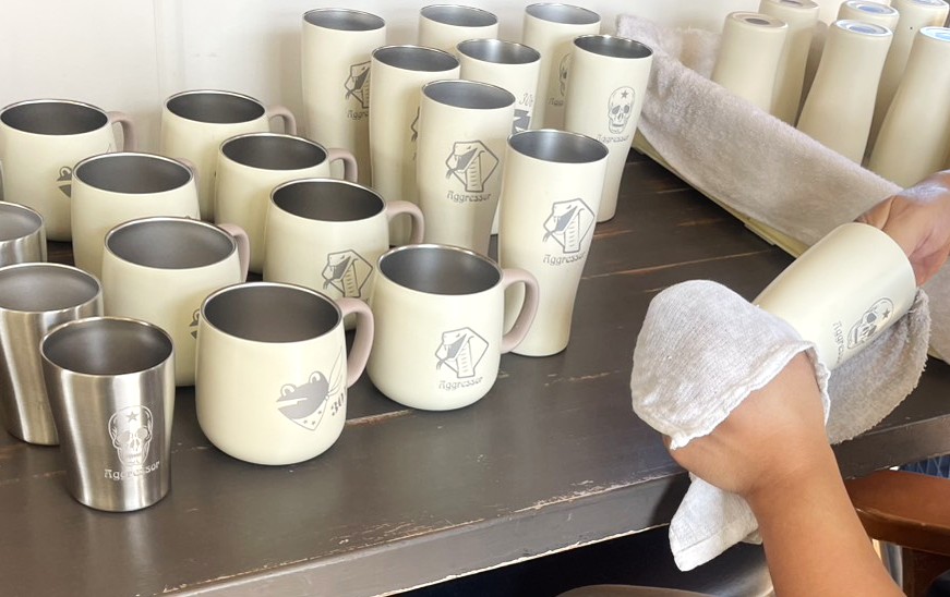 artfieldinfo's tweet photo. #小松基地航空祭　出店用商品、吹き上げ作業中。
ここからアルコールでの消毒後、梱包します。

一つ一つ手作業にて制作しているため、数に限りがございます。お早めにどうぞ！

お気に入りはアグレスコブラのステンレスマグカップ（バニラ）。いい出来！ https://t.co/7Q8a0YaLEj