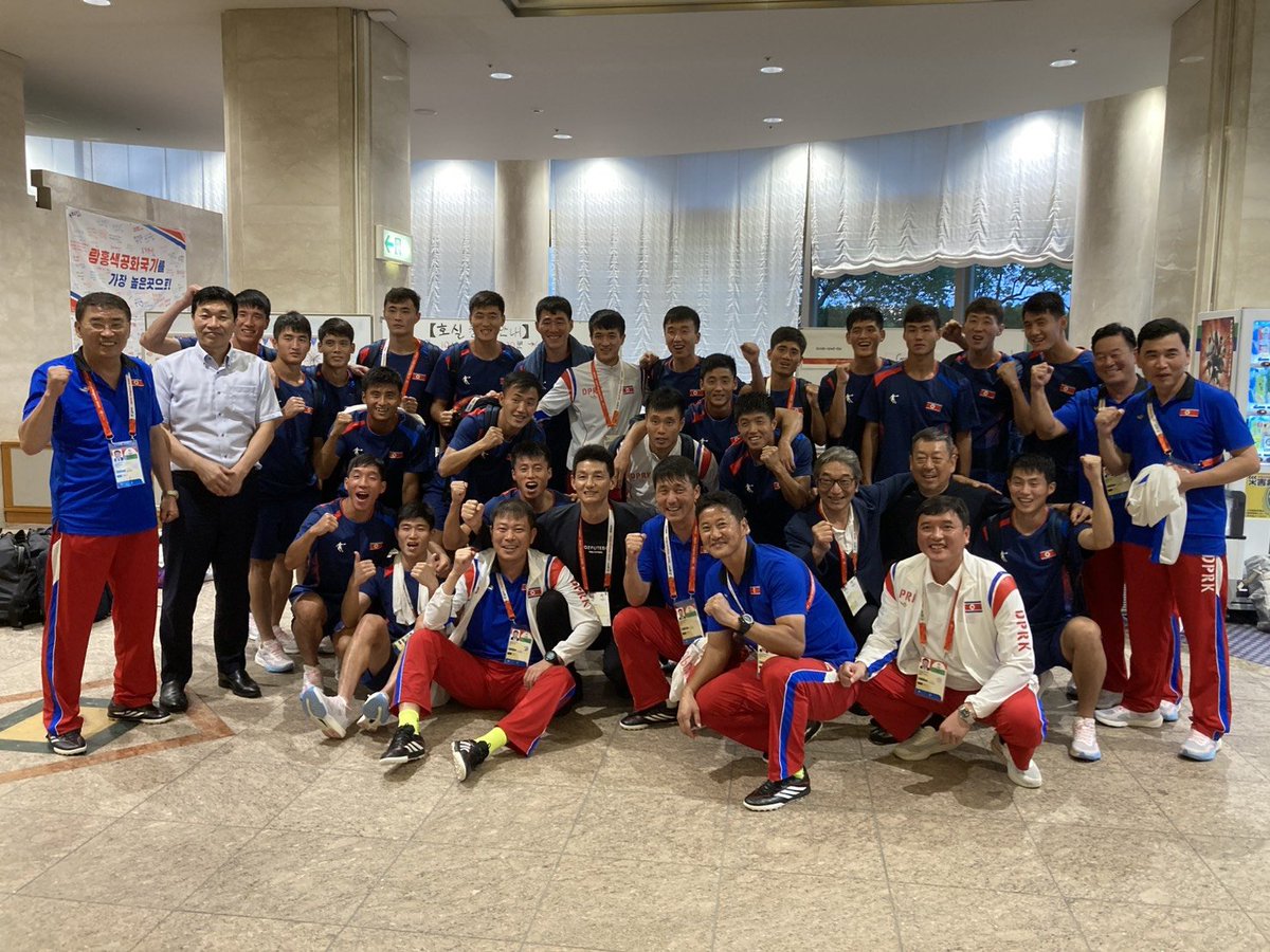 an_yeonghag's tweet photo. アジア大会男子サッカー⚽

朝鮮代表はイラン代表に4-1で勝ち、準々決勝進出を決めました。

宿舎に帰ると日本の若い女性のボランティアスタッフの皆さんが、ハングルでお祝いのメッセージと可愛いイラストを描いて迎えてくれました。

この小さな交流に心が温かくなりました✨

カムサハムニダ😊 https://t.co/vCWgFk4IzU
