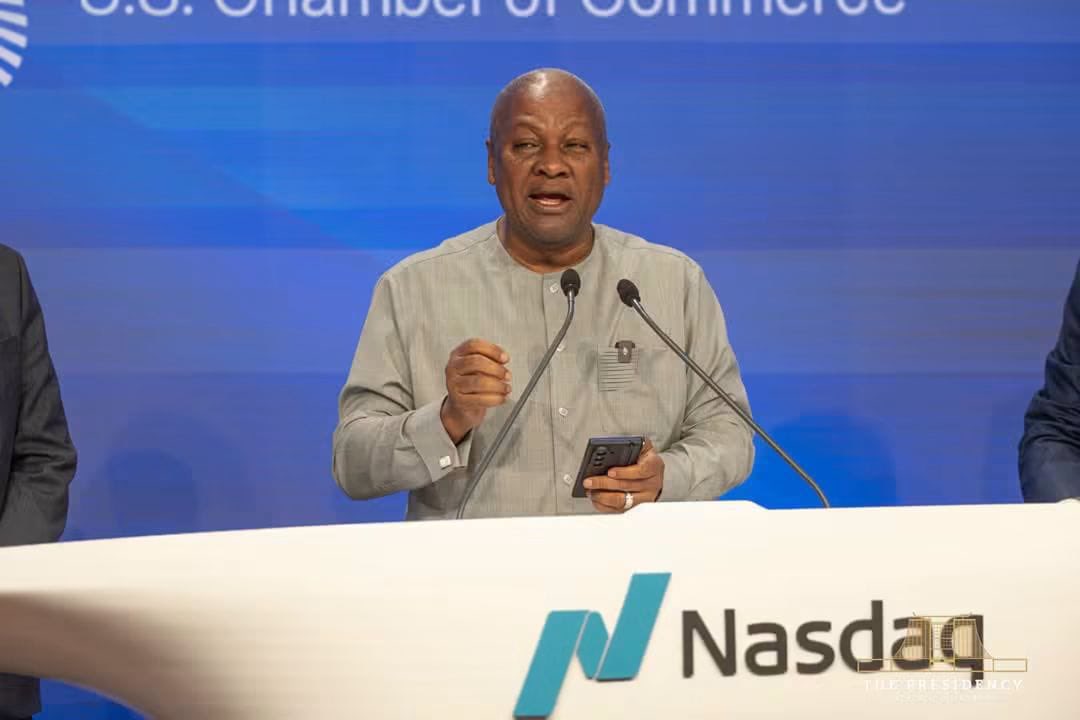 HaroldOhene's tweet photo. H. E @JDMahama reinforced this message in New York after ringing the closing bell at the Nasdaq Stock Market. His appearance on the Nasdaq billboard in Times Square showcased Ghana’s renewed focus on

#MahamaThePresident #GhanaIsOpenForBusiness https://t.co/A31bD8LJei