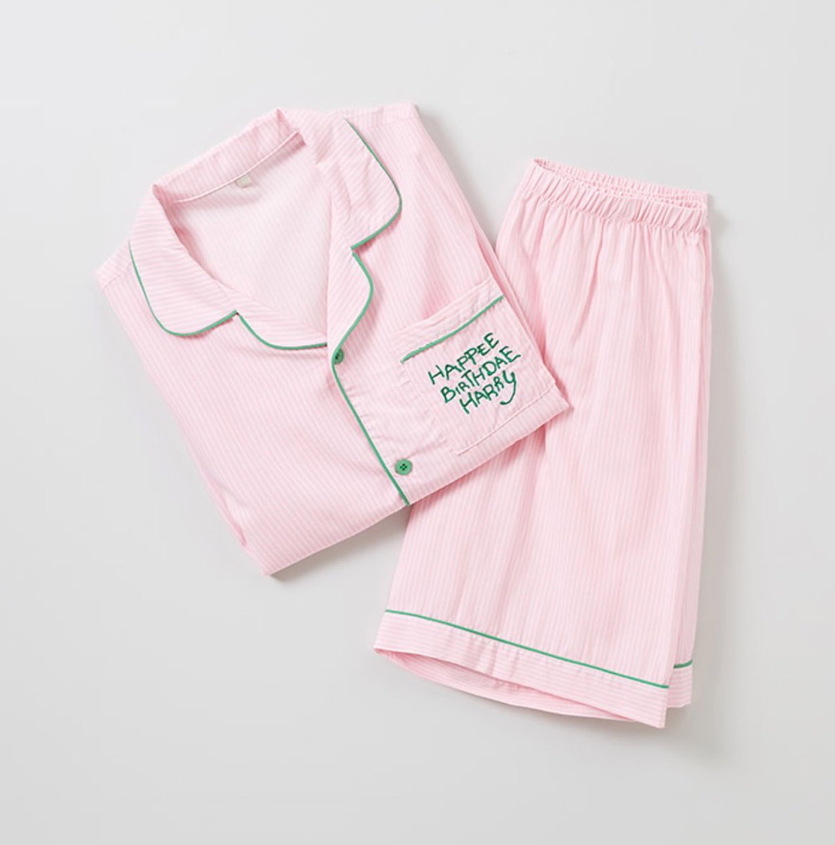 jeffbstore's tweet photo. 🌦️ #jeffbพร้อมส่ง 

🎂 SPAO x HAPPEE BIRTHDAY HARRY SET 🎂 เซ็ตชุดนอนขาสั้น 1 ชุด กับ ของแถม ยกกล่องมาเลย น่ารักมาก 💞

💬 Size 
S = 3
M = 5 
XL = 2

✖️Price : 850฿✖️‼️Sale‼️

📌พร้อมส่งนะคะ 

☁️ dm สั่งได้เลยค่า ☁️ https://t.co/CYaDk22XgB