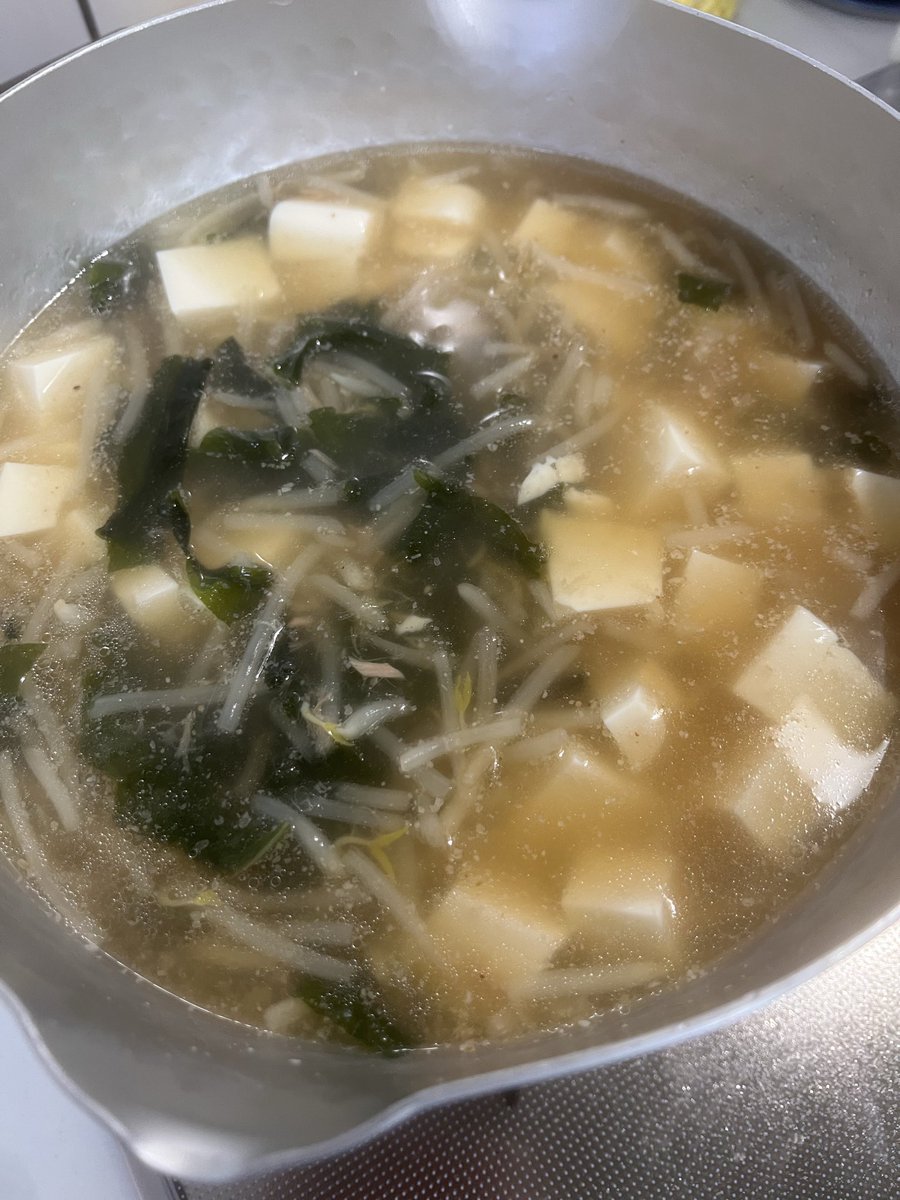 ItoYassi's tweet photo. #おうちごはん #家庭料理
カップヌードル🍜そば飯チャーハンと、
鶏ももを塩タレで下味付けて片栗粉まぶして焼いた鳥焼き？
もやし豆腐わかめの中華スープを作った。 https://t.co/geBrS6d8ny
