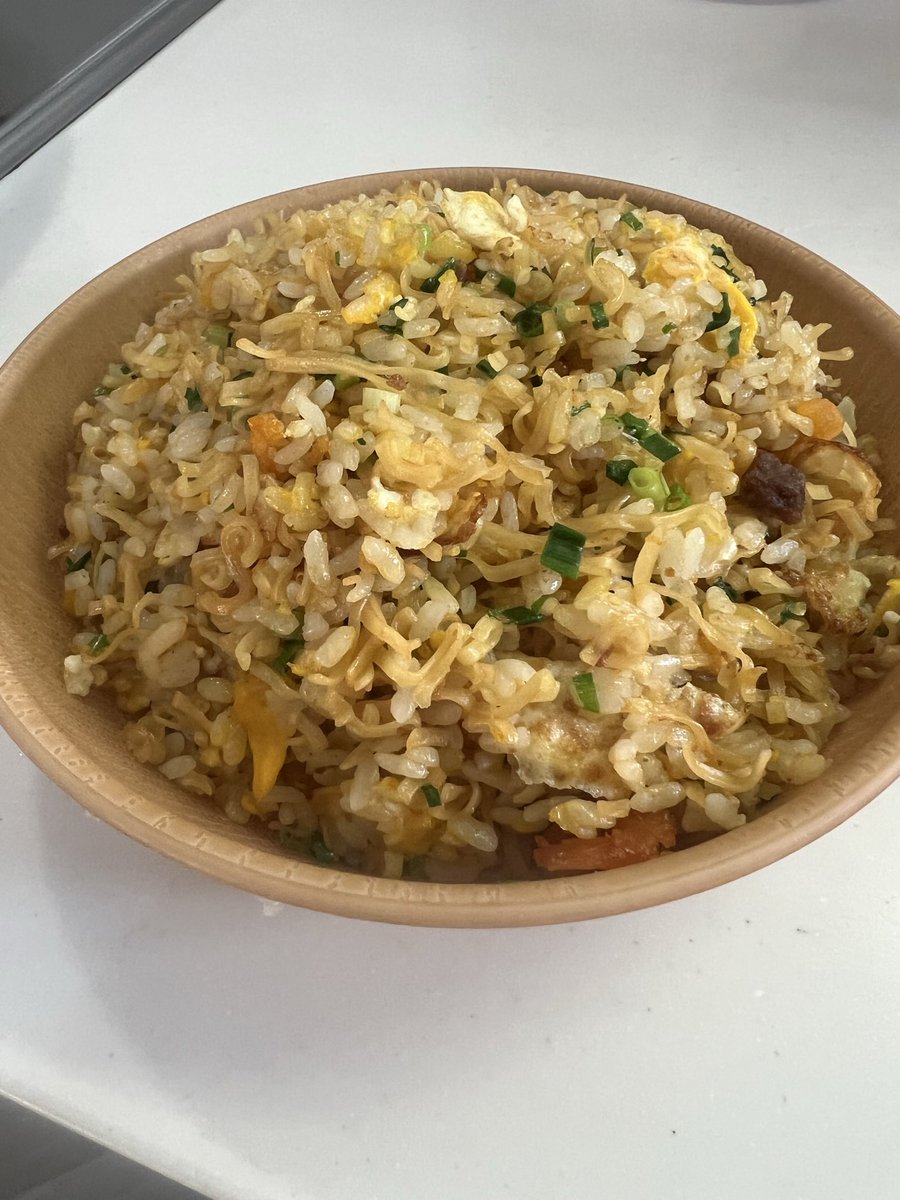ItoYassi's tweet photo. #おうちごはん #家庭料理
カップヌードル🍜そば飯チャーハンと、
鶏ももを塩タレで下味付けて片栗粉まぶして焼いた鳥焼き？
もやし豆腐わかめの中華スープを作った。 https://t.co/geBrS6d8ny