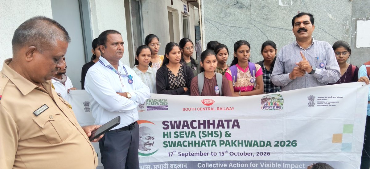 drmned's tweet photo. ♻️ स्वच्छता ही सेवा–2026 अंतर्गत आज छत्रपती संभाजीनगर रेल्वे स्थानकावर जनजागृती कार्यक्रम घेण्यात आला. यावेळी नागरिक व विद्यार्थ्यांना SWM 2026 मधील नवीन तरतुदी तसेच कचऱ्याच्या चार वर्गीकरण श्रेणींबाबत माहिती देण्यात आली.
#SwachhataHiSeva2026 #NandedDivision #IndianRailways
@SCRailwayIndia
@RailMinIndia