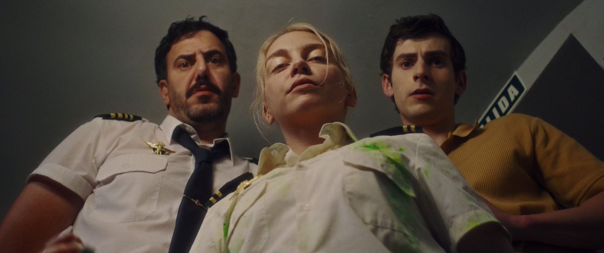 teatenerife's tweet photo. 🎥🛬 #TeaTenerife proyecta durante dos semanas 'La cosa en la niebla', de Chedey Reyes. La película, con espíritu de serie B de los años 80, está ambientada en la cabina de un avión.

📆 Del viernes 25 al domingo 27
📆 Del viernes 2 al domingo 4
🕖️ 19h

https://t.co/FnoJMZYTyG https://t.co/Vp5G4GamPx