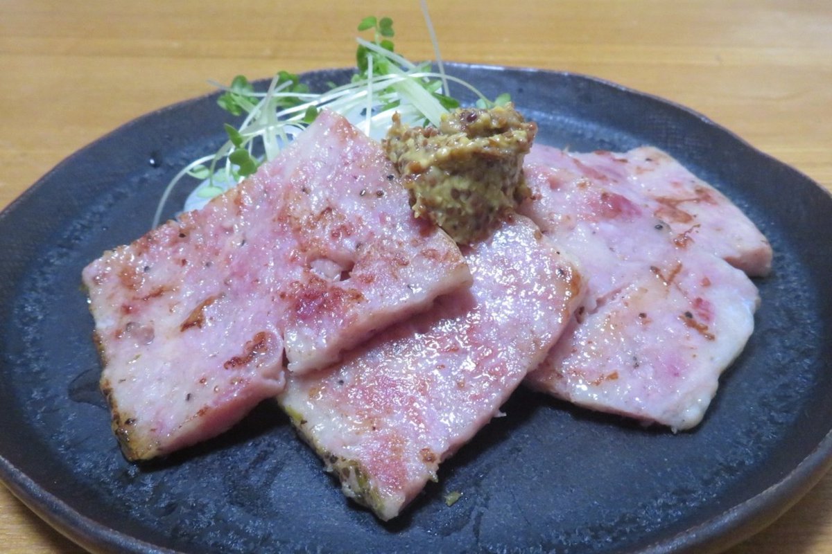 gogyofuku_kobe's tweet photo. 「国産豚のソーセイジ香草仕立て」は、国産の豚肉を粗挽きにして4種類のハーブで仕上げました。

肉感を味わえる大判のソーセージで、やわらかい食べ心地。

軽く焼きました。
粗挽きらしい肉の旨さがたまりません！

ハーブの風味が贅沢感を出して、これはビールなしには…。

#伍魚福
#ごぎょ活 https://t.co/720BCE90gG