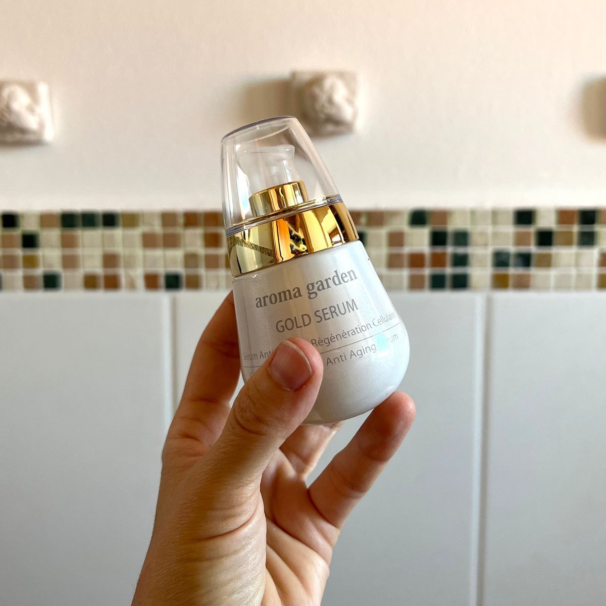 aromagardende's tweet photo. "Dieses Goldserum ist mein Morgenelexier. Habe das Serum, die Creme und die Maske durch Zufall mal in Leipzig entdeckt, seitdem bestelle ich immer wieder nach. Rita H. https://t.co/7lR57erHmW https://t.co/2CyiTKochr
