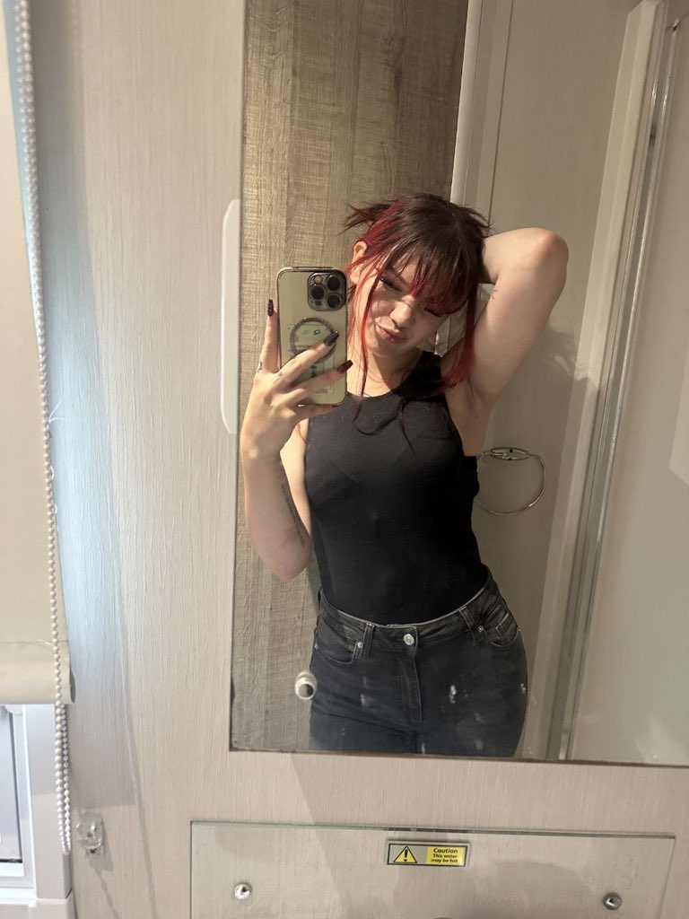 AerisLuxe's tweet photo. hot girl having a hot girl moment in a hot girl mirror 🔥 https://t.co/yBxRQi3a8k