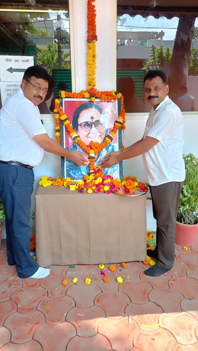 vinod_sen's tweet photo. आज @INCMP कार्यालय एवं नेता प्रतिपक्ष श्री @UmangSinghar जी के बंगले पर पूर्व उपमुख्यमंत्री एवं वरिष्ठ कांग्रेस नेत्री श्रीमती जमुना देवी जी की पुण्यतिथि पर श्रद्धा सुमन अर्पित कर उन्हें भावभीनी श्रद्धांजलि दी संघर्ष, सादगी और जनसेवा के प्रति समर्पण सदैव हमें प्रेरणास्रोत रहेगा। https://t.co/kby3DpBBUE