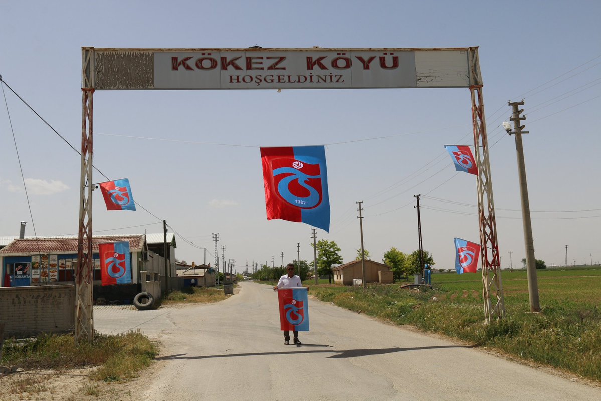 selcukbostan_'s tweet photo. Burası Aksaray ilinin Eskil ilçesinin bir köyü kardeş 
Düşün köyde çogu ev bordo mavi boyalı
Köy tamamen Trabzonsporlu https://t.co/V6S04I9vSJ