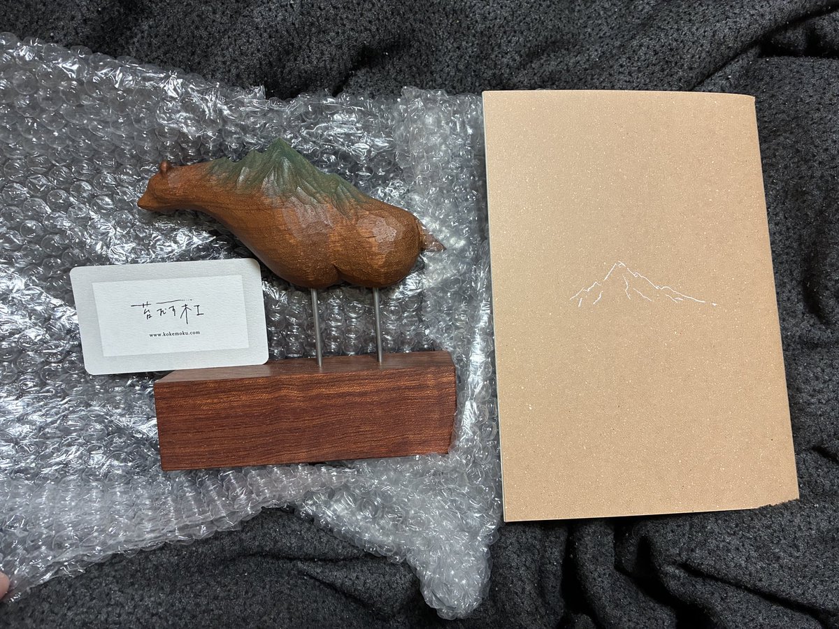 doodadadada's tweet photo. くま
ジン
個展: 「βουνό」
作家: 苔むす木工
ギャラリー: FALL(@gallery_FALL )

くまの背中に山
深緑深まった様な山色がきれい
ジンには山をしょったいろんないきものが映ってる
手拭いも素敵だったが予算ぎりぎりだったのでこちらはまた次回 https://t.co/tQ8AKN6k33