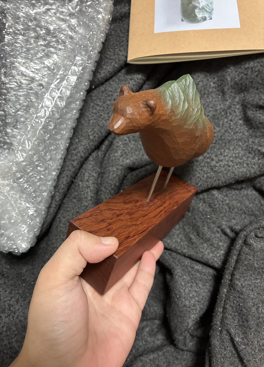 doodadadada's tweet photo. くま
ジン
個展: 「βουνό」
作家: 苔むす木工
ギャラリー: FALL(@gallery_FALL )

くまの背中に山
深緑深まった様な山色がきれい
ジンには山をしょったいろんないきものが映ってる
手拭いも素敵だったが予算ぎりぎりだったのでこちらはまた次回 https://t.co/tQ8AKN6k33