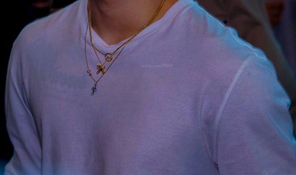 jutschll's tweet photo. i love his necklaces .... he keeps wearing them... i wonder.... https://t.co/FaFz1U6Rzs