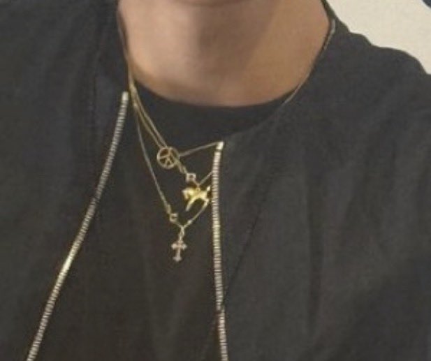 jutschll's tweet photo. i love his necklaces .... he keeps wearing them... i wonder.... https://t.co/FaFz1U6Rzs