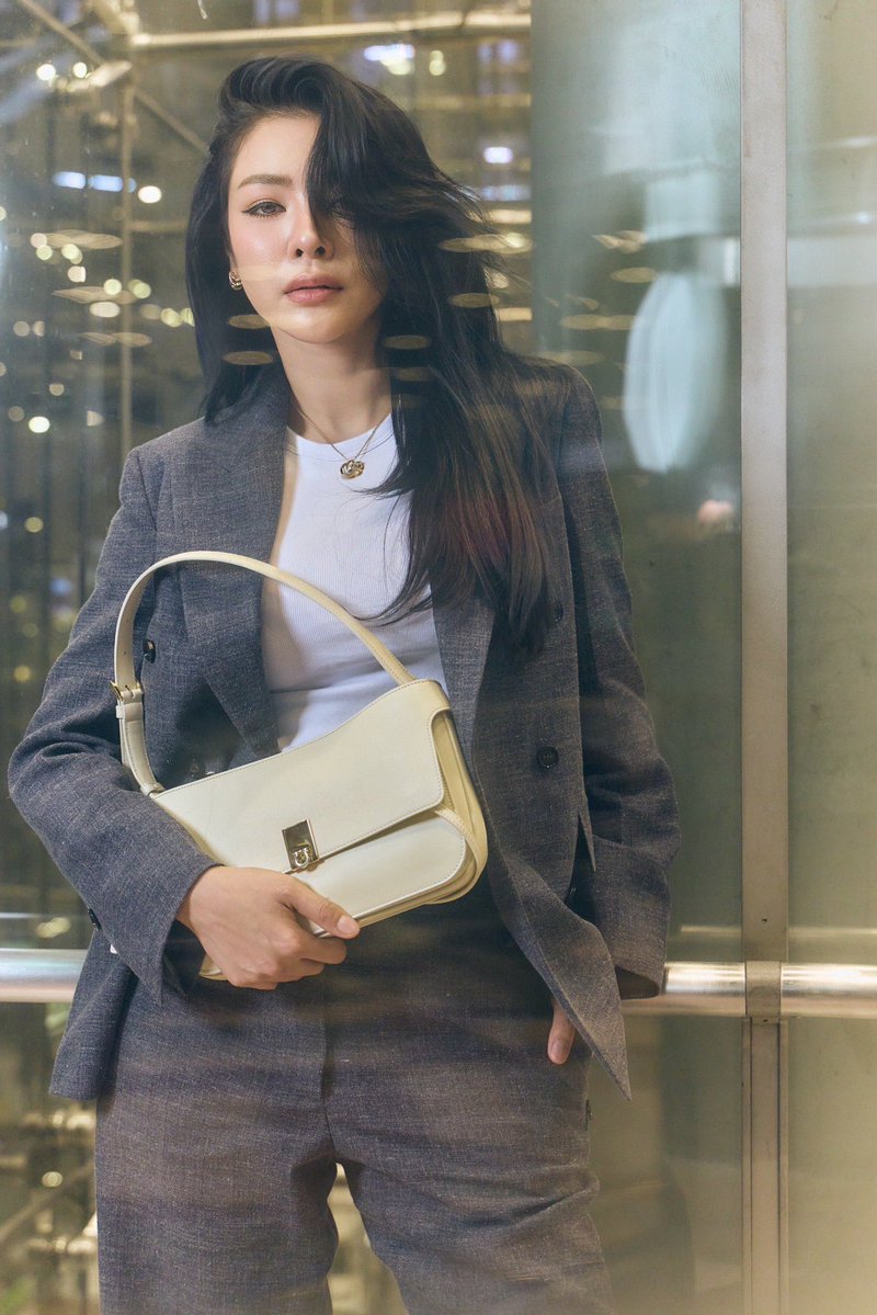minmin4292's tweet photo. @Ferragamo @malisorn00 

#FerragamoSS27
#Ferragamo
#FerragamoXFaye https://t.co/uZNNsPoC8f