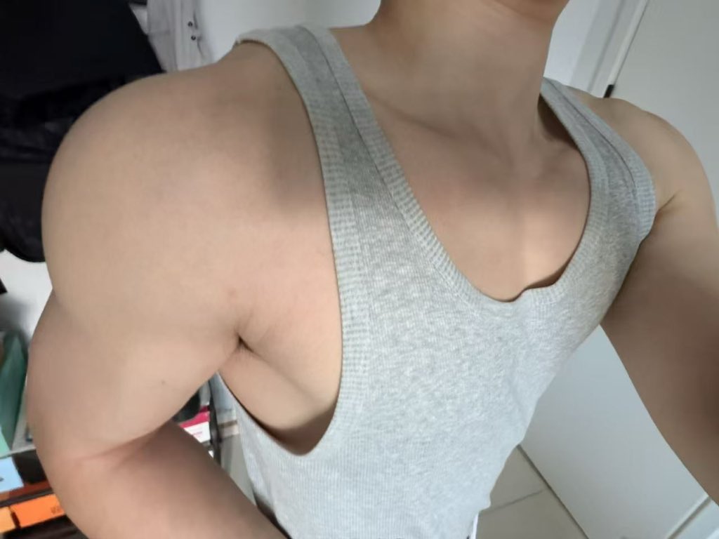 ghjj6i2d's tweet photo. 不想练肩 https://t.co/rCNTQVEexW