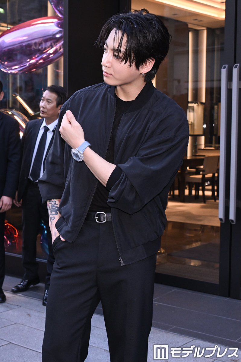 modelpress's tweet photo. 【写真追加📸】BTSジョングクが銀座の街に
時計ブランド「ウブロ」CEOと談笑も
https://t.co/AGQhs4Tc9S

#Hublot #JungKook https://t.co/u0gLESt4Ex