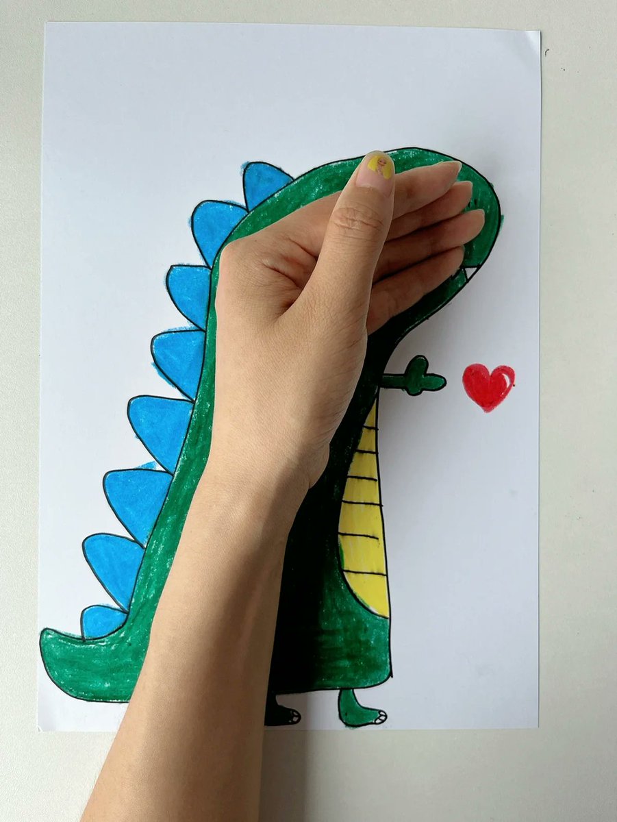 ZeldaMagda8wh's tweet photo. We turned a rainy afternoon into a colorful craft session! My 5-year-old made a handprint dinosaur and gave me a big squeeze—best art project ever!  #FamilyFun， https://t.co/iDmzcY3QSJ