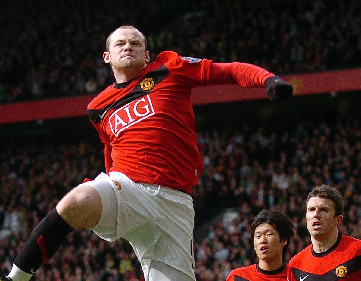 SwordOfSalomon's tweet photo. ⚽️🏴󠁧󠁢󠁥󠁮󠁧󠁿 INCROYABLE, la légende du foot anglais Wayne Rooney a découvert qu'il était juif !

Il a déclaré dans l'épisode 4 de la série qui lui est consacrée sur @DisneyPlus :

« J'ai récemment découvert que la famille de ma grand-mère maternelle était juive polonaise. »

Un producteur lui fait alors remarquer que cette ascendance maternelle signifie qu'il est lui-même juif.

Rooney répond :
« Je suis catholique. Mais je me suis toujours posé des questions comme : pourquoi ne sommes-nous pas juifs ? »

Cela lui fait un autre point commun avec David Beckham, lui aussi d'origine juive.