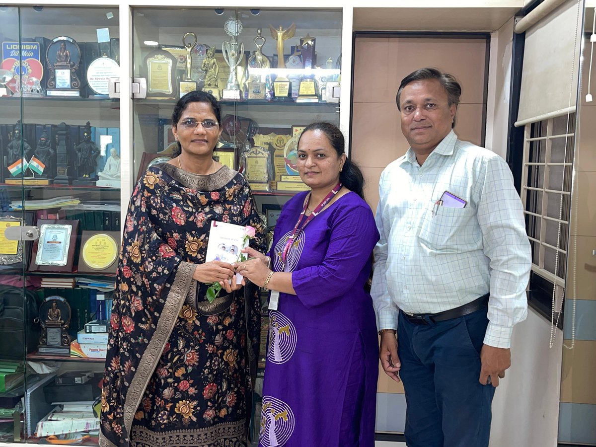 dr_ujwalabjp's tweet photo. SBI Lifeच्या मा. योगिता धोकटे मॅडम यांनी सदिच्छा व्यक्त करून महाराष्ट्र मेडिकल कौन्सिलच्या अध्यक्षपदाची पुढील अडीच वर्षांची जबाबदारी माझ्यावर सोपविल्याबद्दल मनःपूर्वक शुभेच्छा दिल्या.
#MaharashtraMedicalCouncil
#MMC
#MedicalProfession
#DoctorsCommunity
#DrUjwalaDahiphale https://t.co/7I7MYoQnVl