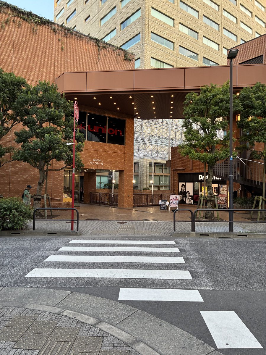 kawauso_kauhana's tweet photo. #薫る花は凛と咲く

203話、昴の告白した場所を突き止めたぞー！！！😇✨
マンガと同じ角度の写真3つ撮りました！

地図の画像も載せておくので、これから訪れる人はぜひ参考にしてください💡

#夏沢朔 #保科昴 #kaoruhana https://t.co/phAbVq24zr