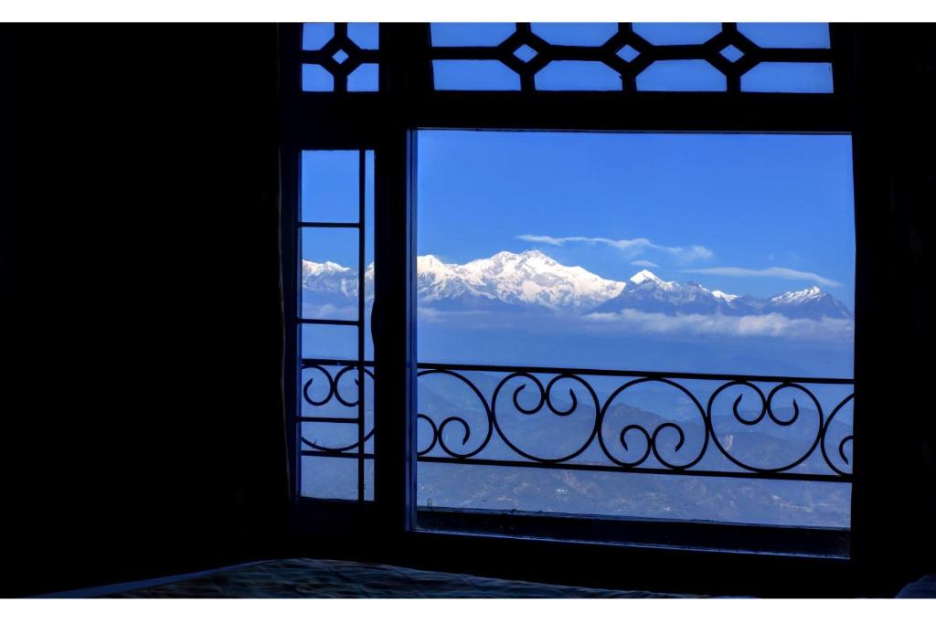 Hilstarholidays's tweet photo. 🌿Explore Darjeeling and Dooars with Hillstar Holidays, featuring the best hotels, reliable drivers, scenic attractions, comfortable travel, and personalized service. Call 7278582057 or 9903277934 to book your unforgettable holiday package at affordable prices now. https://t.co/YmJ7GEU7TG
