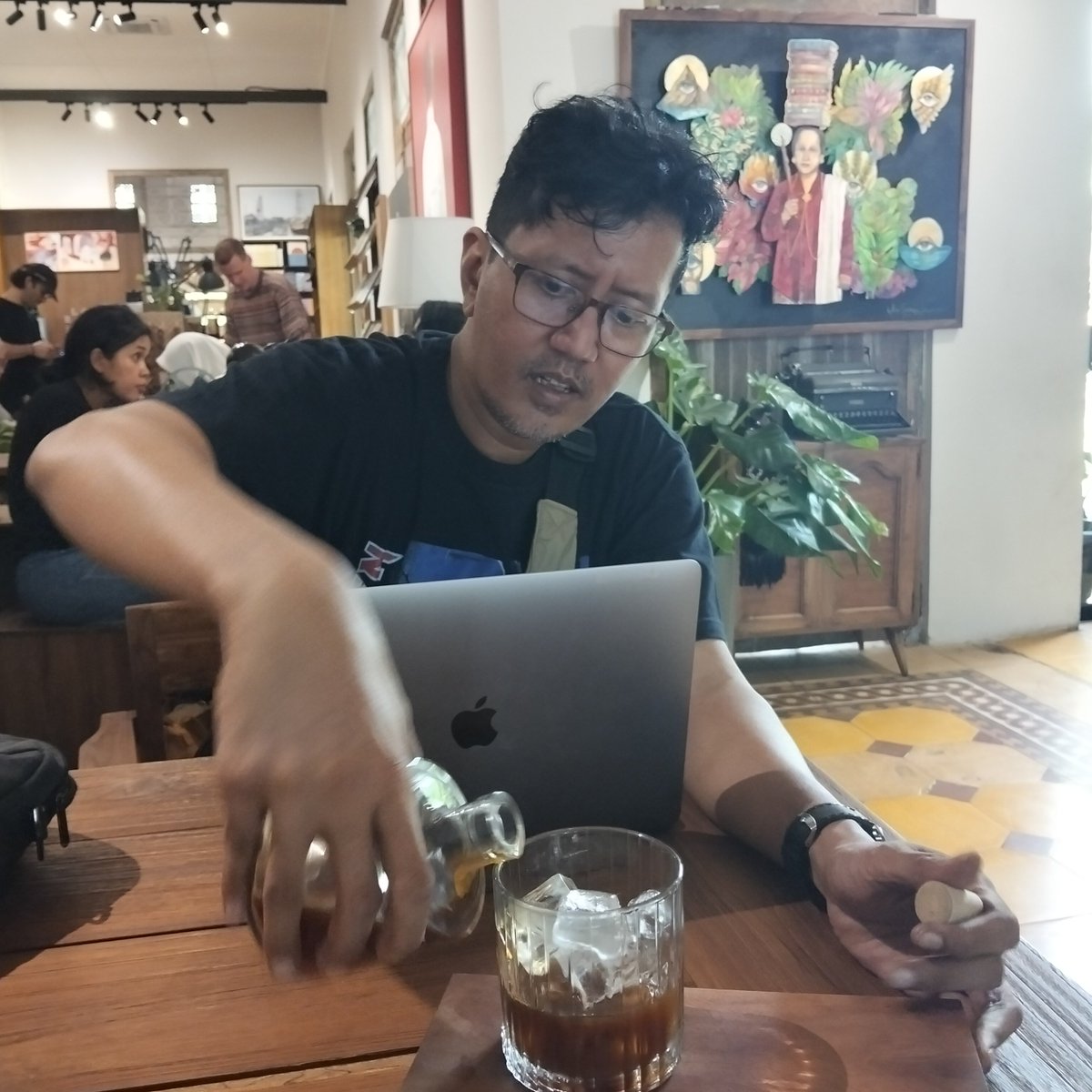 hsetiaji_'s tweet photo. Have a good coffee sate with my lady today. Smiljan is the place's name. The coffee is quite good, the ambience is nice and fancy. Thank you again, Dear... Love it... 😍😍😍 https://t.co/b1JDUxUTEX