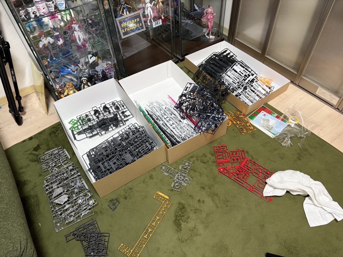 genkankobo's tweet photo. ハッキリ言います。
組むだけならデンドロよりもよっぽどキツいですよ☺
ガンプラ最多パーツ数は伊達じゃない。
ただ完成度も伊達じゃない。
ガンプラの最新技術を噛み締めながら感動と絶望で涙を流しながら作って下さい。
間違いなく傑作キットです。
実は家に置けなくないサイズなのもオススメ。 https://t.co/ZY6ndRlZtS