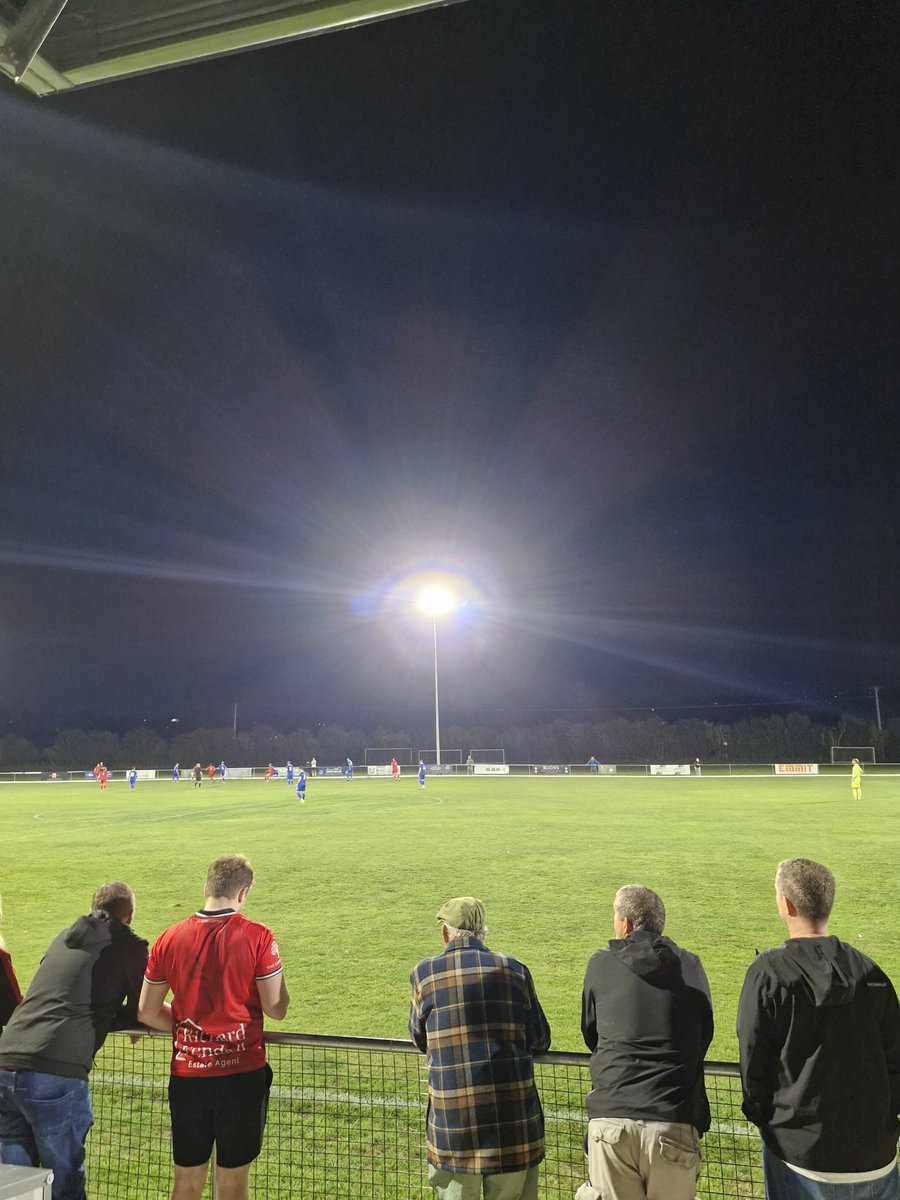 Ord1e's tweet photo. #AlphabetChallenge
#WeekLForLookingIn
to the floodlights at
Horbury Town https://t.co/l5YhH7zDO5