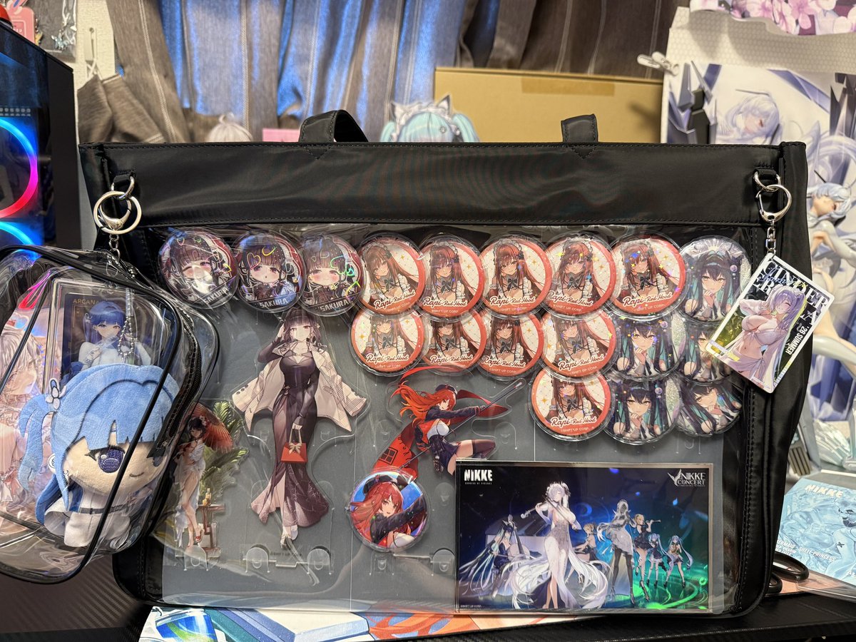 ken_photo_07's tweet photo. 推しバッグのプロの方々には遠く及びませんが、作ってみた🥰
まだ改修すると思うけど😂
京都まで1ヶ月だけど、楽しみだ🥰
図らずもニケの周年のタイミングだから、グッズ沢山再入荷してくれると良いな😂
今回の京都でアルカナの缶バッジ沢山集めて、推しバッグ作りたい！😳✨ https://t.co/upmdG2JuFi