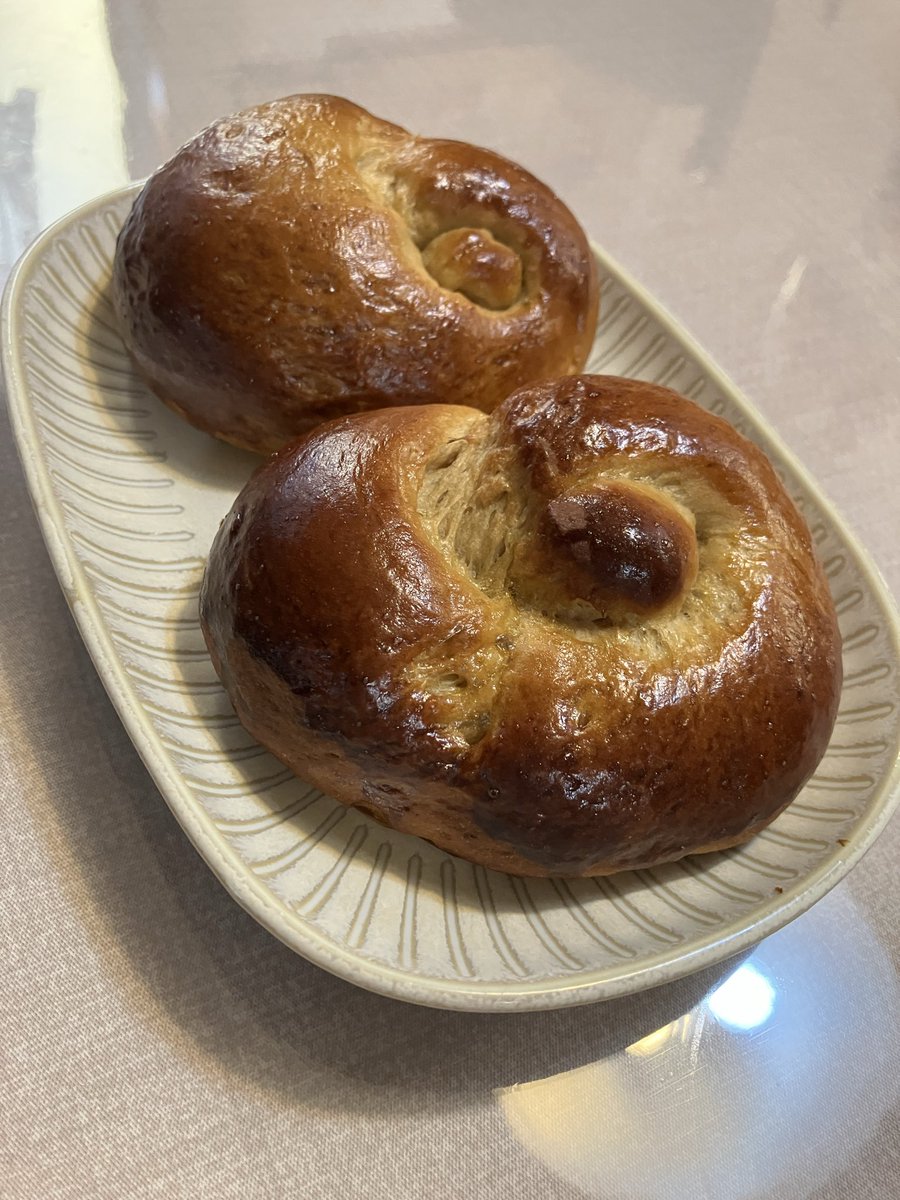 GaragaradonC's tweet photo. 今日はバターロールと黒糖ロールパンを焼きました。

#手作りパン https://t.co/CNa0TtwtEI