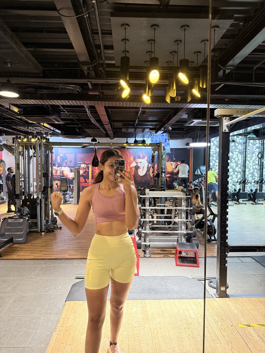 heykavsthere's tweet photo. Let us all pretend that we can see my baby ab lines https://t.co/fhBS3HXiZe