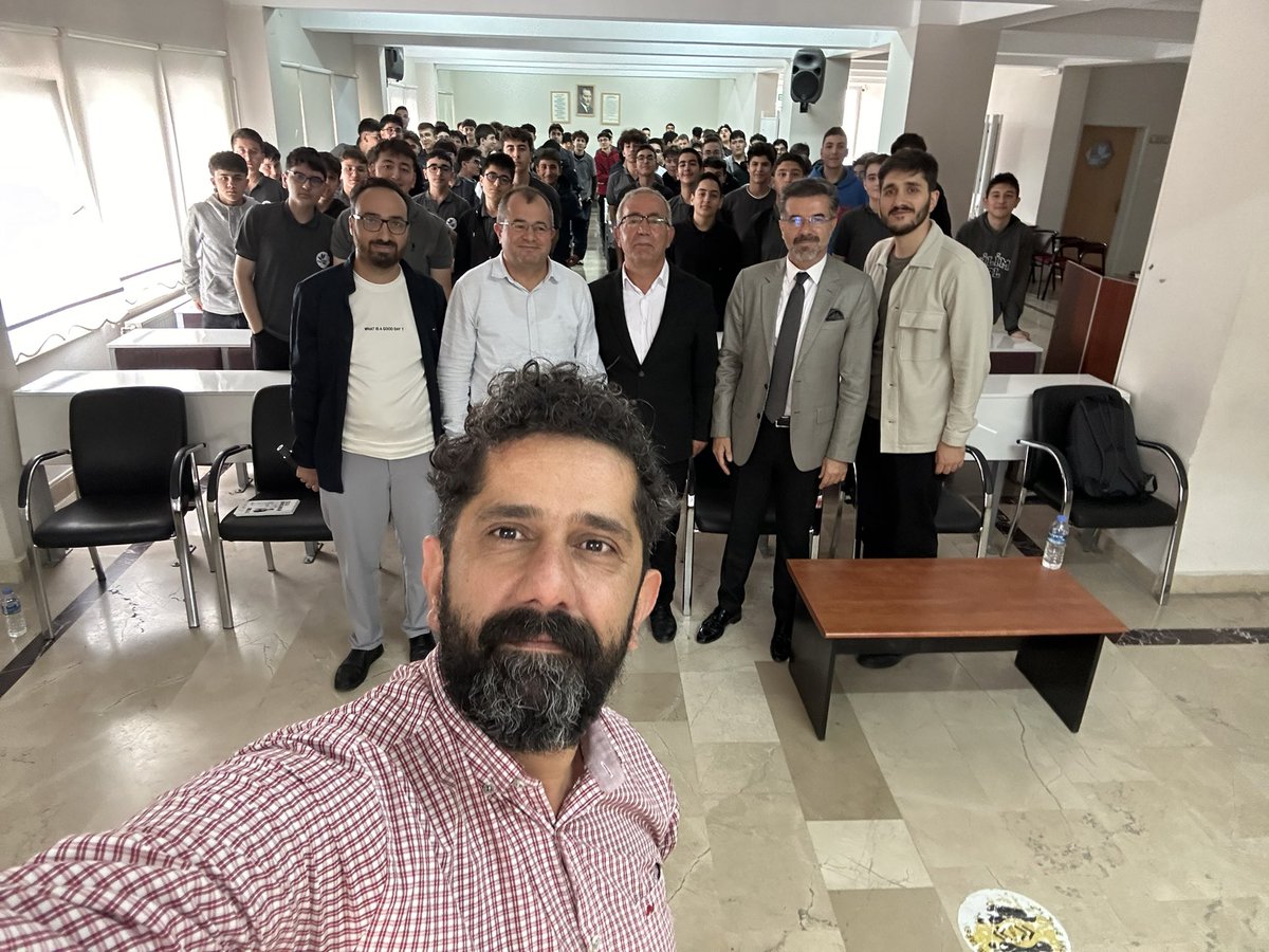 tahirfatihandi's tweet photo. Kayseri Milli Eğitim Müdür Yardımcımız Metin Göğebakan hocamızla Kilim Sosyal Bilimler Lisesi’nde gençlerimizle ve öğretmenlerimizle konferansımızı gerçekleştirdik.
@gogebakan1969 
@CoskunESEN57 
#gençlikdeğerlerinikeşfediyor
#kayseriningizlideniziseyyidburhaneddin https://t.co/1smJqDbge8